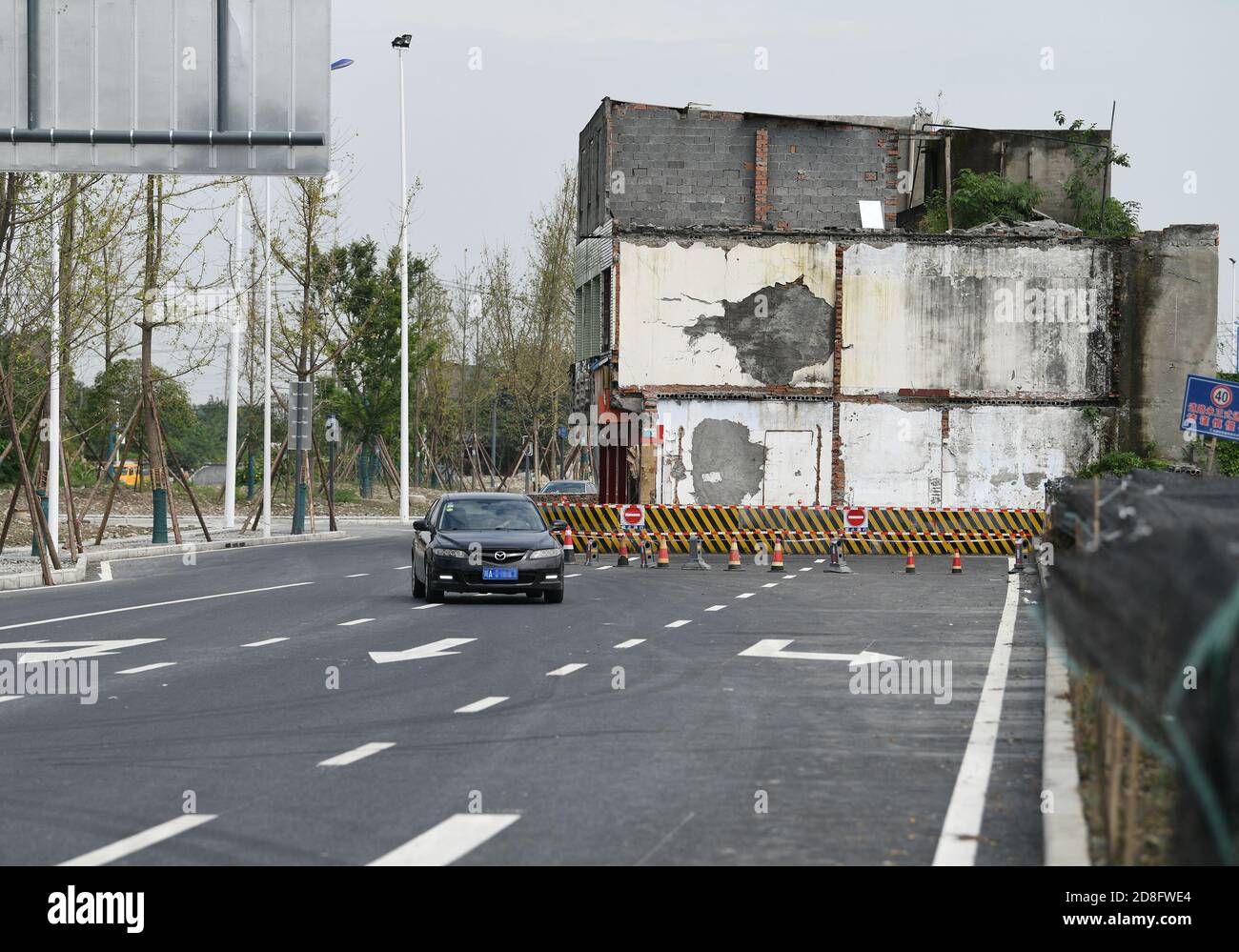 Una casa di chiodi a tre piani eretta nel mezzo di una strada, che è stato in costruzione per 9 anni da agosto 2011, Chengdu città, sudovest Chi Foto Stock