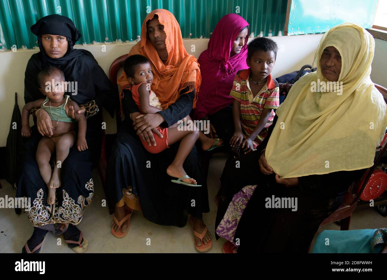 Bangladesh, Bazaar di Cox. Rifugiati Rohingya all'interno di una clinica psicologica al campo di Kutupalong il 16 aprile 2018 . Tutte queste donne hanno visto i loro parenti uccidere davanti a loro. Oltre 650,000 Rohingya hanno attraversato il confine con il Bangladesh dall’agosto dello scorso anno, in fuga dalle violenze. Foto Stock
