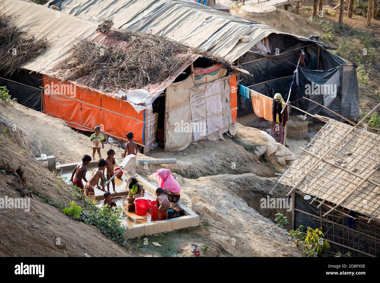 Bangladesh, Bazaar di Cox. Vista del campo profughi di Kutupalong nel distretto di Ukhia in Bangladesh. Oltre 650,000 Rohingya hanno attraversato il confine con il Bangladesh dall’agosto dello scorso anno, in fuga dalle violenze. Foto Stock