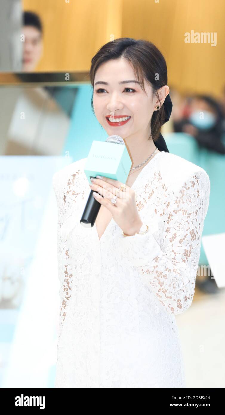 L'attrice e cantante cinese WAN Qian si presenta in abito bianco, mostrando la bellezza ad un evento promozionale, Shanghai, Cina, 24 settembre 2020. Foto Stock