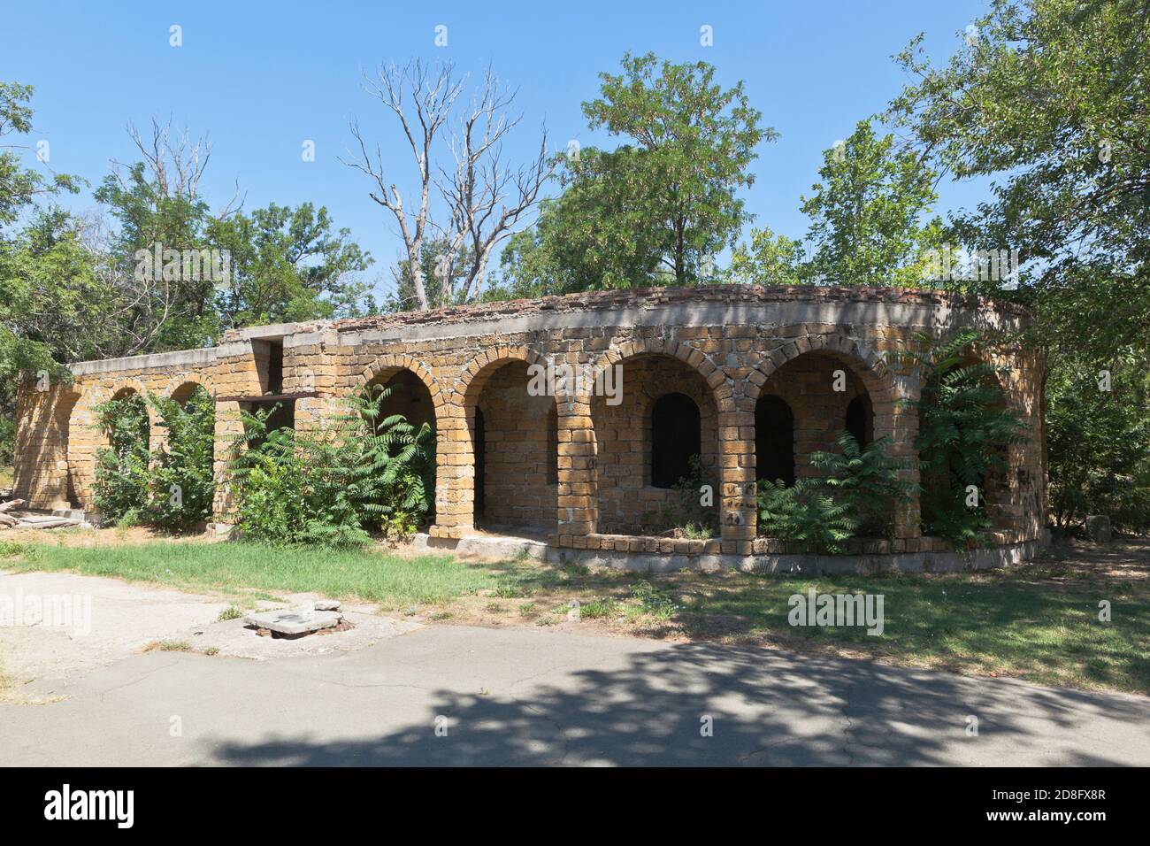 Edificio collassante sul territorio degli ex bagni di fango nella città di Saki, Crimea, Russia Foto Stock