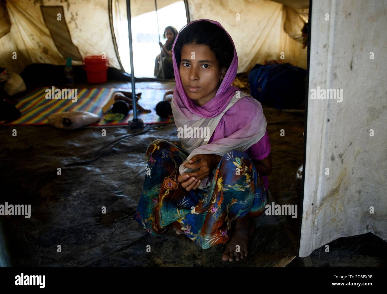 Rifugiati Rohingya al centro di transito di Kutupalong . Oltre 650,000 Rohingya hanno attraversato il confine con il Bangladesh dall’agosto dello scorso anno, in fuga dalle violenze. Foto Stock