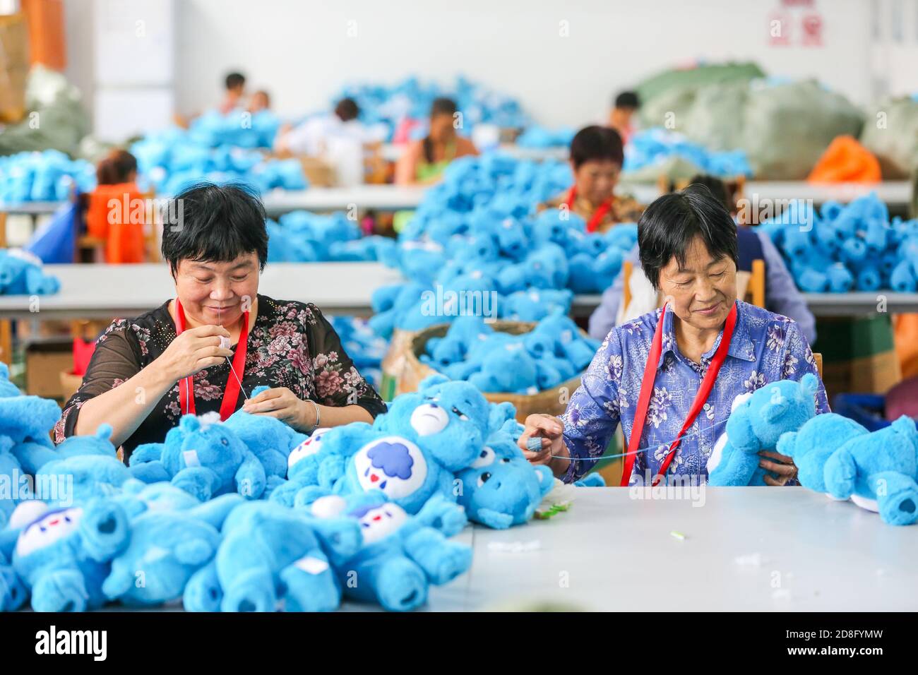 I lavoratori sono occupati con la produzione in una grande fabbrica di bambole nella città di Ankang, nella provincia di Shanxi della Cina nord-occidentale, 16 settembre 2020. Le bambole piccole sono Foto Stock