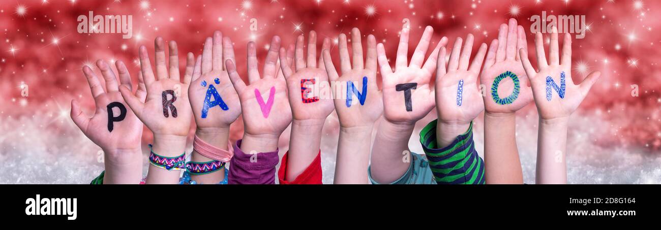 Bambini mani Praevention significa prevenzione, sfondo rosso di Natale Foto Stock