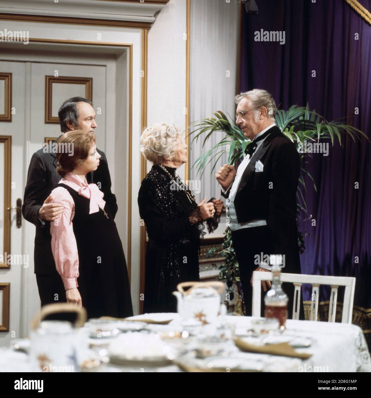 Ilse Pagé, Robert Naegele, anni Mewes und Peter Pasetti in Der Operndirektor, Regie: Werner Schlechte, 1977. Ilse Pagé, Robert Naegele, anni Mewes e Peter Pasetti in Der Operndirektor, direttore: Werner Schlechte, 1977. Foto Stock