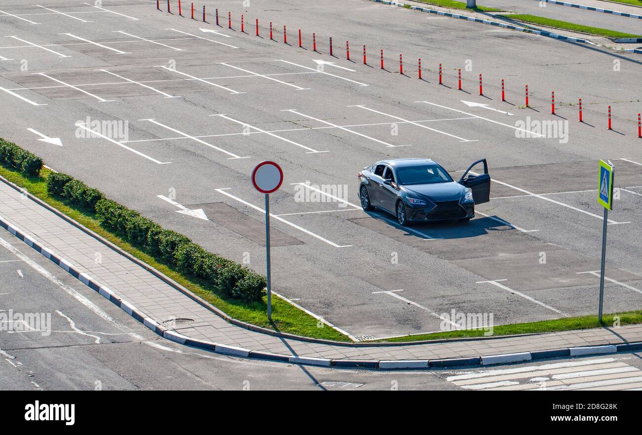 Un'auto con porta aperta nel parcheggio Foto Stock