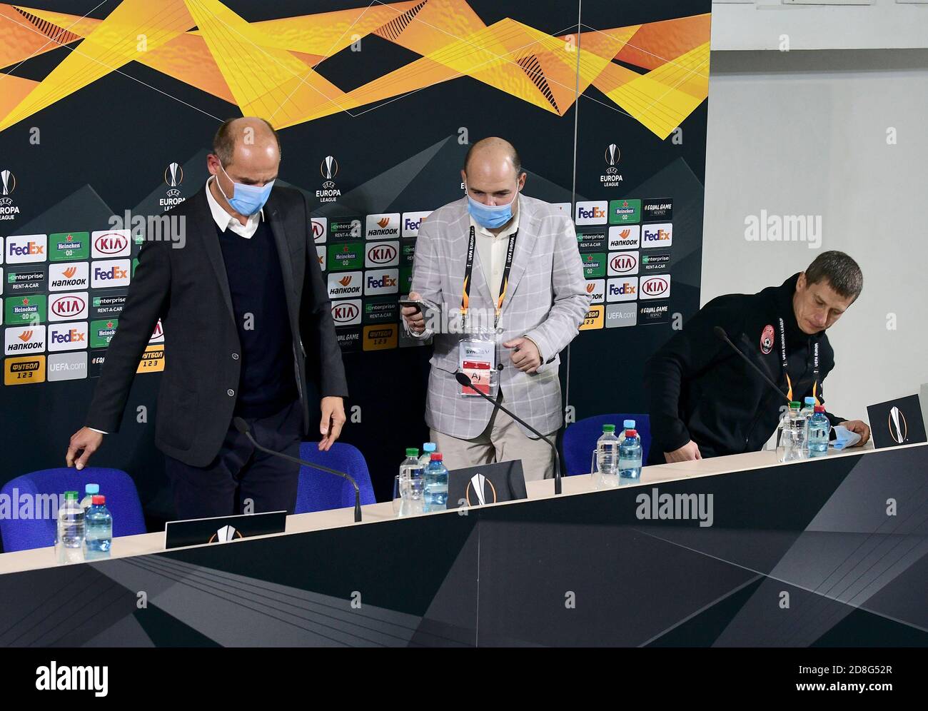Non esclusivo: ZAPORIZHZHIA, UCRAINA - 29 OTTOBRE 2020 - allenatore capo del Luhansk FC Zorya Viktor Skrypnyk (L) è visto durante la stampa post-partita c Foto Stock
