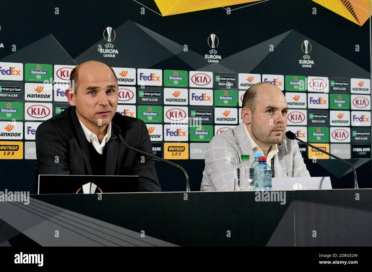 Non esclusivo: ZAPORIZHZHIA, UCRAINA - 29 OTTOBRE 2020 - allenatore capo del Luhansk FC Zorya Viktor Skrypnyk (L) è visto durante la stampa post-partita c Foto Stock