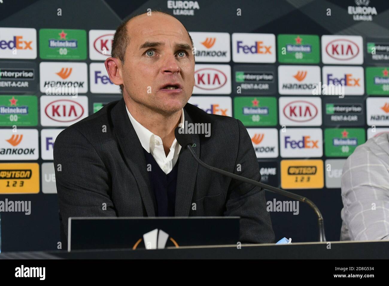 Non esclusivo: ZAPORIZHZHIA, UCRAINA - 29 OTTOBRE 2020 - allenatore capo del Luhansk FC Zorya Viktor Skrypnyk è visto durante la conferenza stampa post-partita Foto Stock