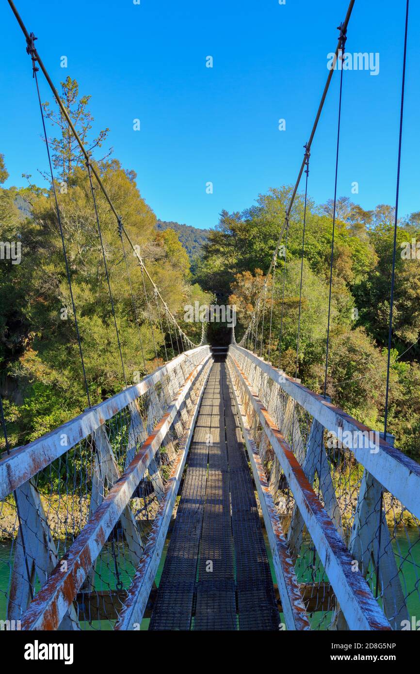 Il Red Hut Bridge, uno stretto ponte pedonale sospeso sul fiume Tongariro, Nuova Zelanda Foto Stock