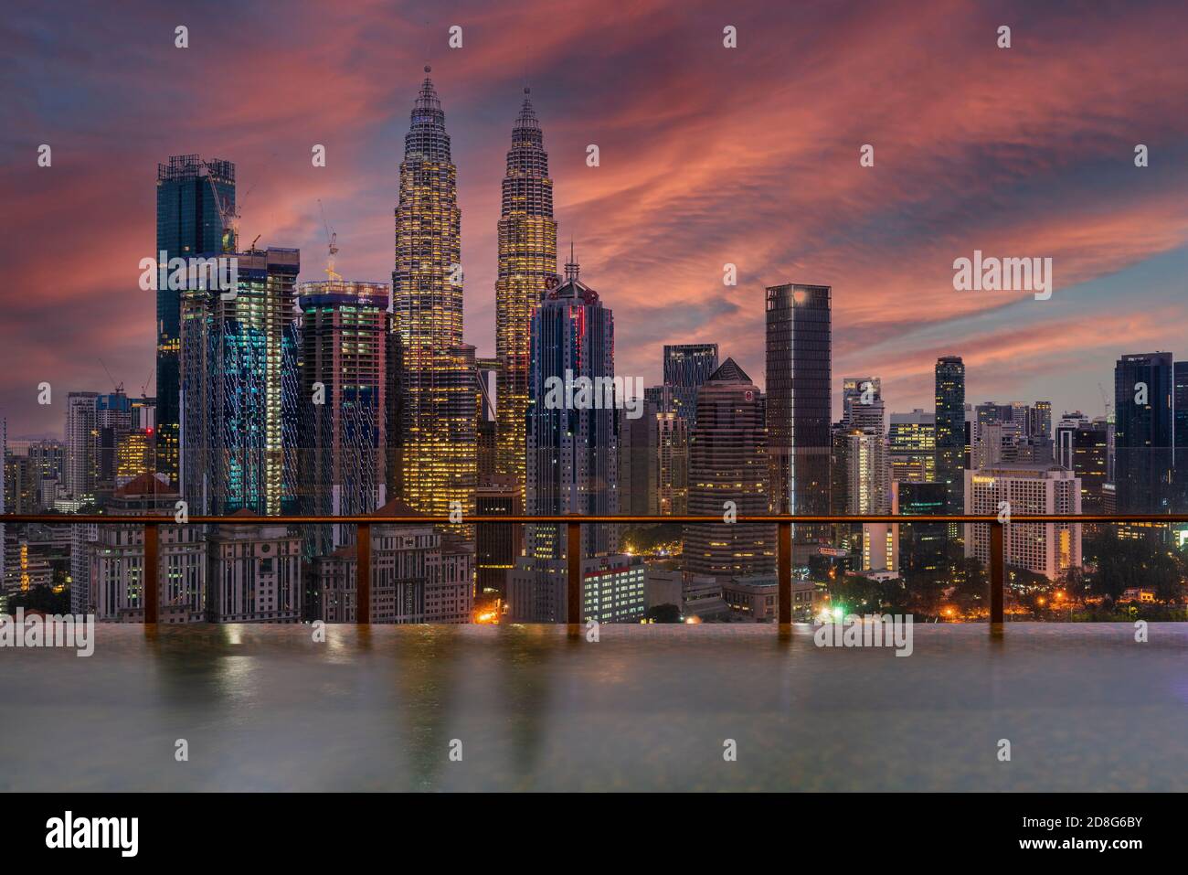 Skyline della città con piscina a sfioro all'alba, Kuala Lumpur, Malesia Foto Stock
