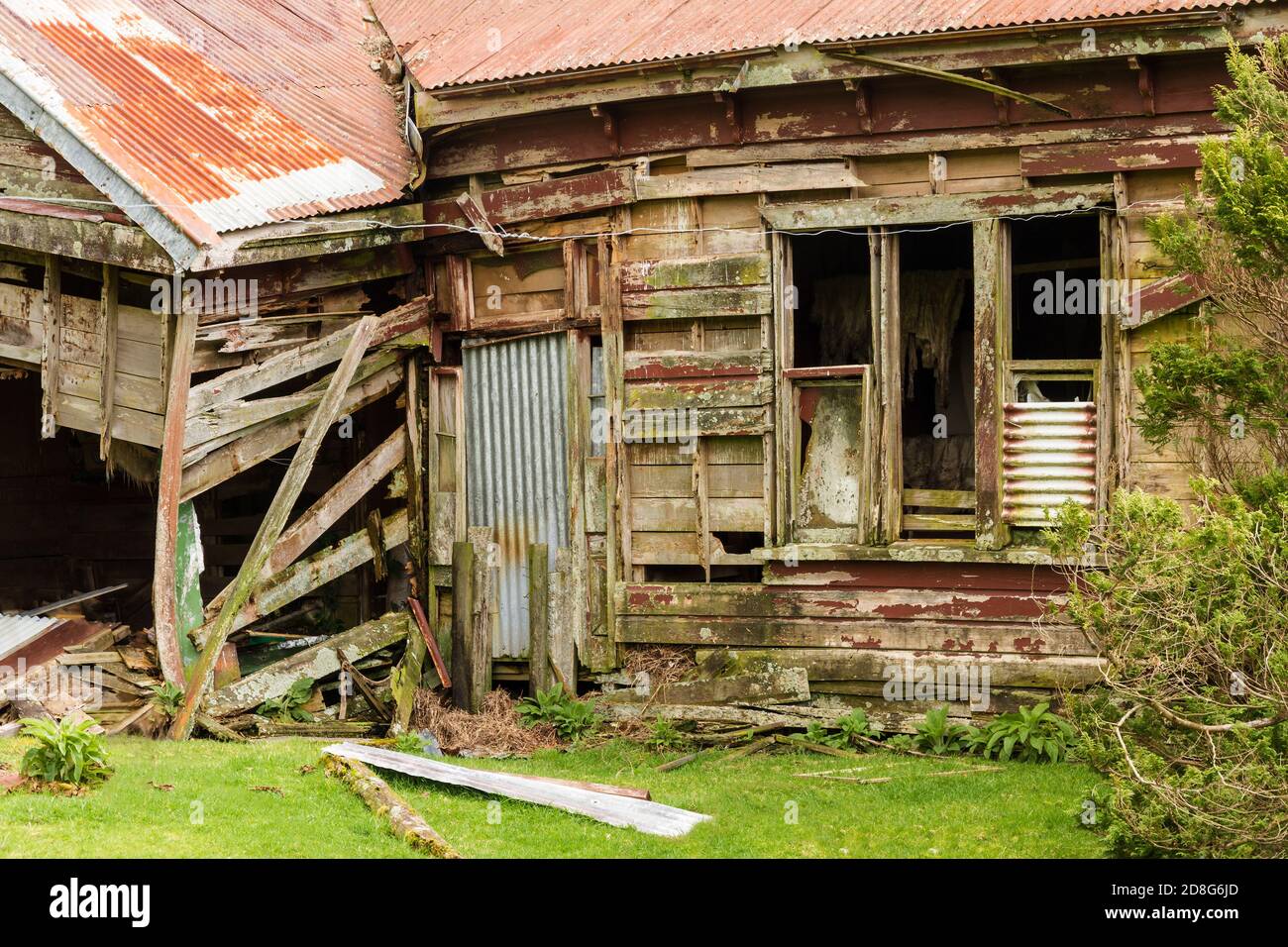 Una casa colonica in legno e ferro corrugato, abbandonata a lungo. Fotografato in Nuova Zelanda Foto Stock