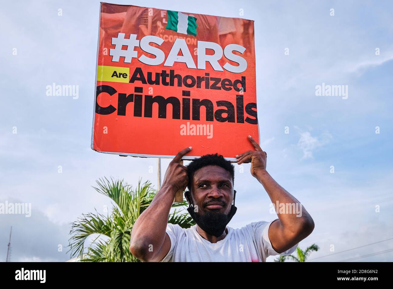 Un manifestante tiene un cartello durante le proteste contro la brutalità della polizia ha etichettato EndSARS a Lagos Nigeria l'8 ottobre 2020. Foto Stock
