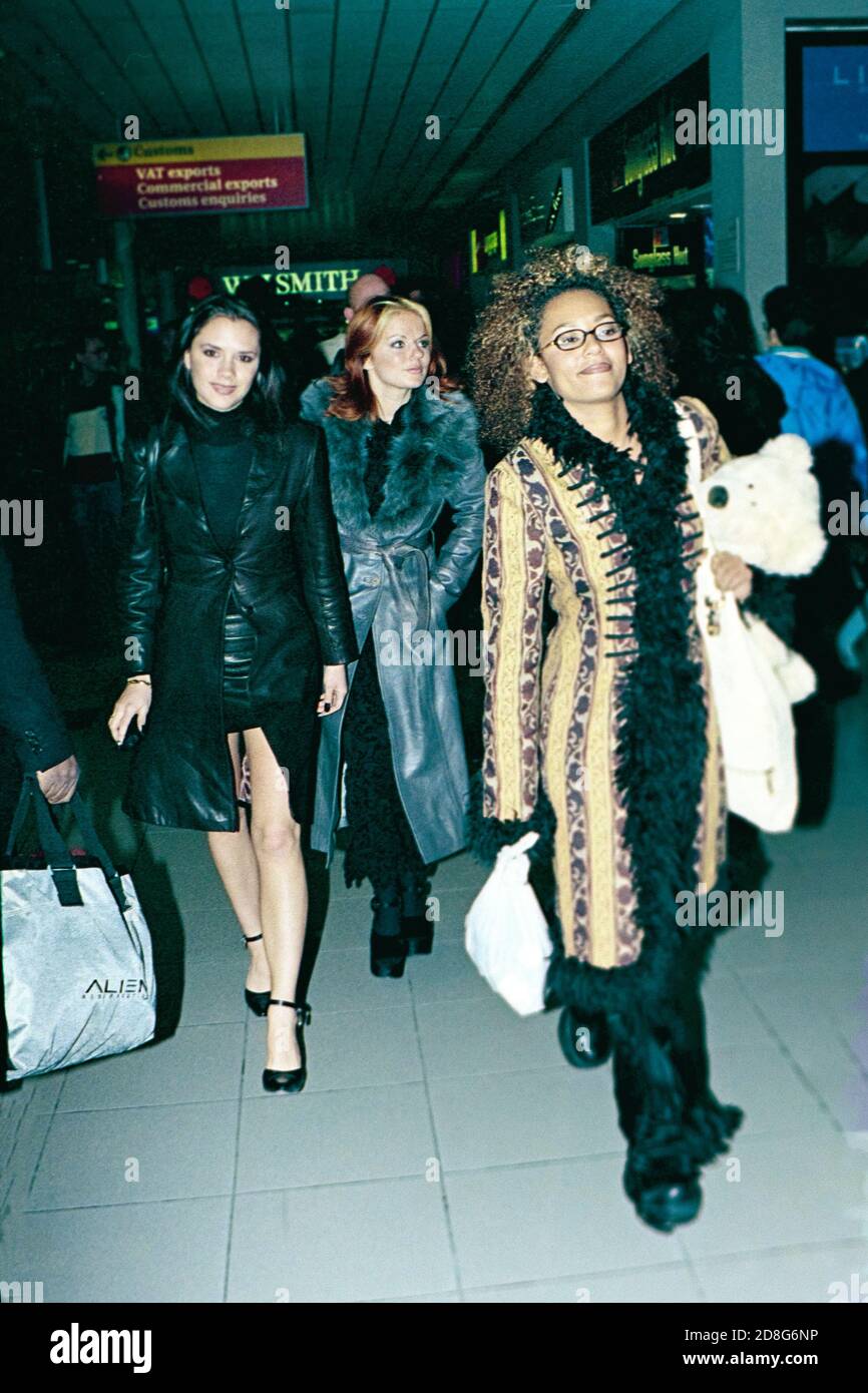 Le ragazze delle spezie partono per la Spagna, novembre 1997 dall'aeroporto Heathrow di Londra Foto Stock