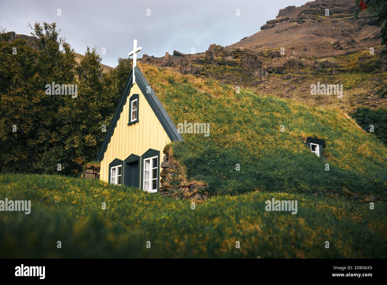 Chiesa del tappeto erboso nel villaggio islandese di Hof, Islanda Foto Stock