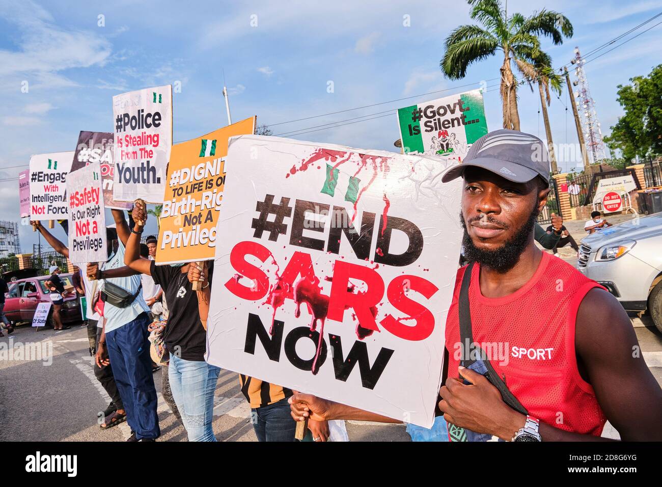 Un manifestante tiene un cartello durante le proteste contro la brutalità della polizia ha etichettato EndSARS a Lagos Nigeria l'8 ottobre 2020. Foto Stock