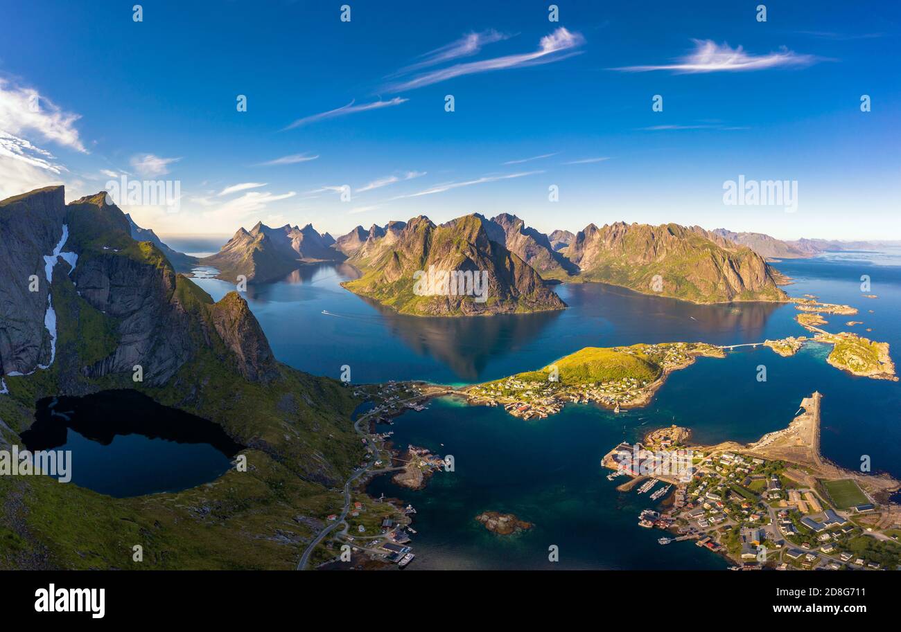 Panorama di montagne, fiordi e villaggi di pescatori nelle isole Lofoten, Norvegia Foto Stock