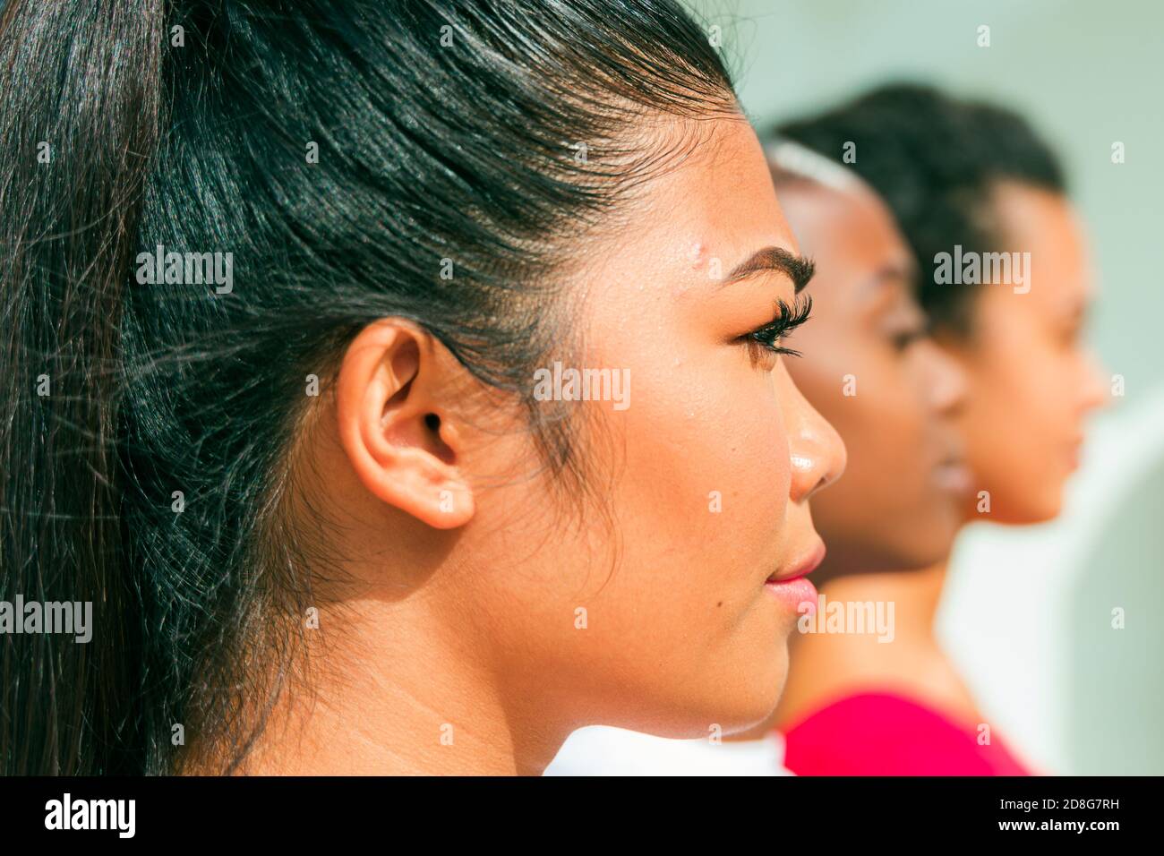 Bellezza multietnica. Diverse etnie donne. Facce asiatiche, africane e latine. Concetto di razzismo e amicizia. Foto Stock