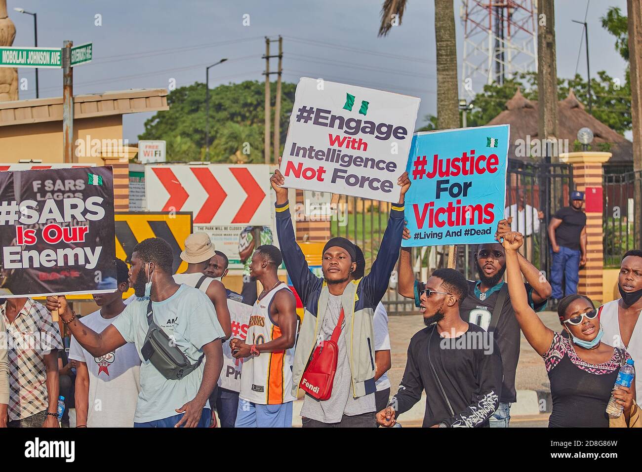 La gente tiene i cartelli durante le proteste contro la brutalità della polizia ha contrassegnato il numero EndSARS in Lagos Nigeria l'8 ottobre 2020. Foto Stock