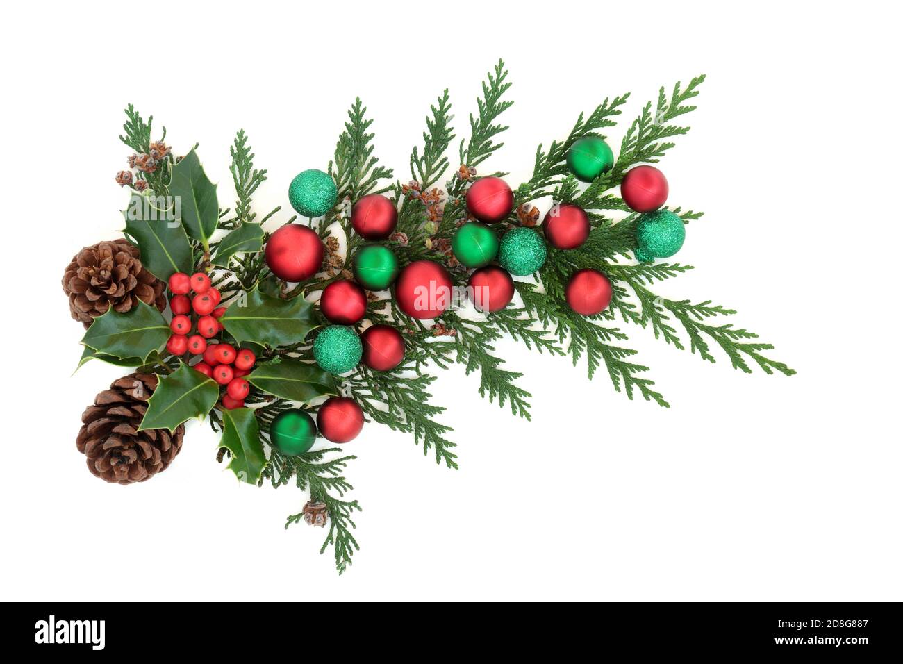 Decorazione di Natale con agrifoglio, cipresso di cedro, coni di pino e  baubles rosso e verde su sfondo bianco. Elemento decorativo per la stagione  festiva Foto stock - Alamy