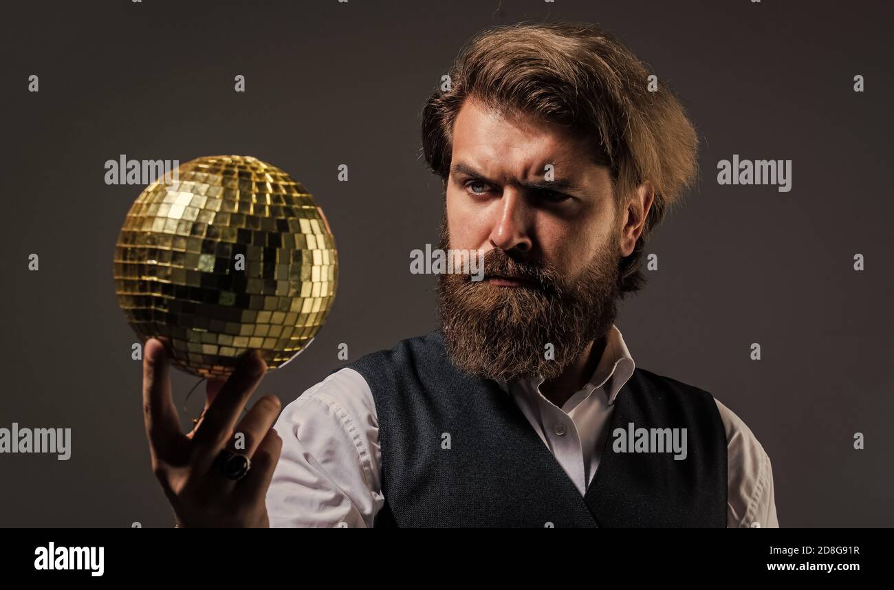 la festa è in corso. disco uomo in abito con scintillante disco specchio palla. Il signor discoball. Discoteca super cool. Hipster brutale maturo. Uomo con barba tenere specchio disco palla. Concetto di festa aziendale. Foto Stock
