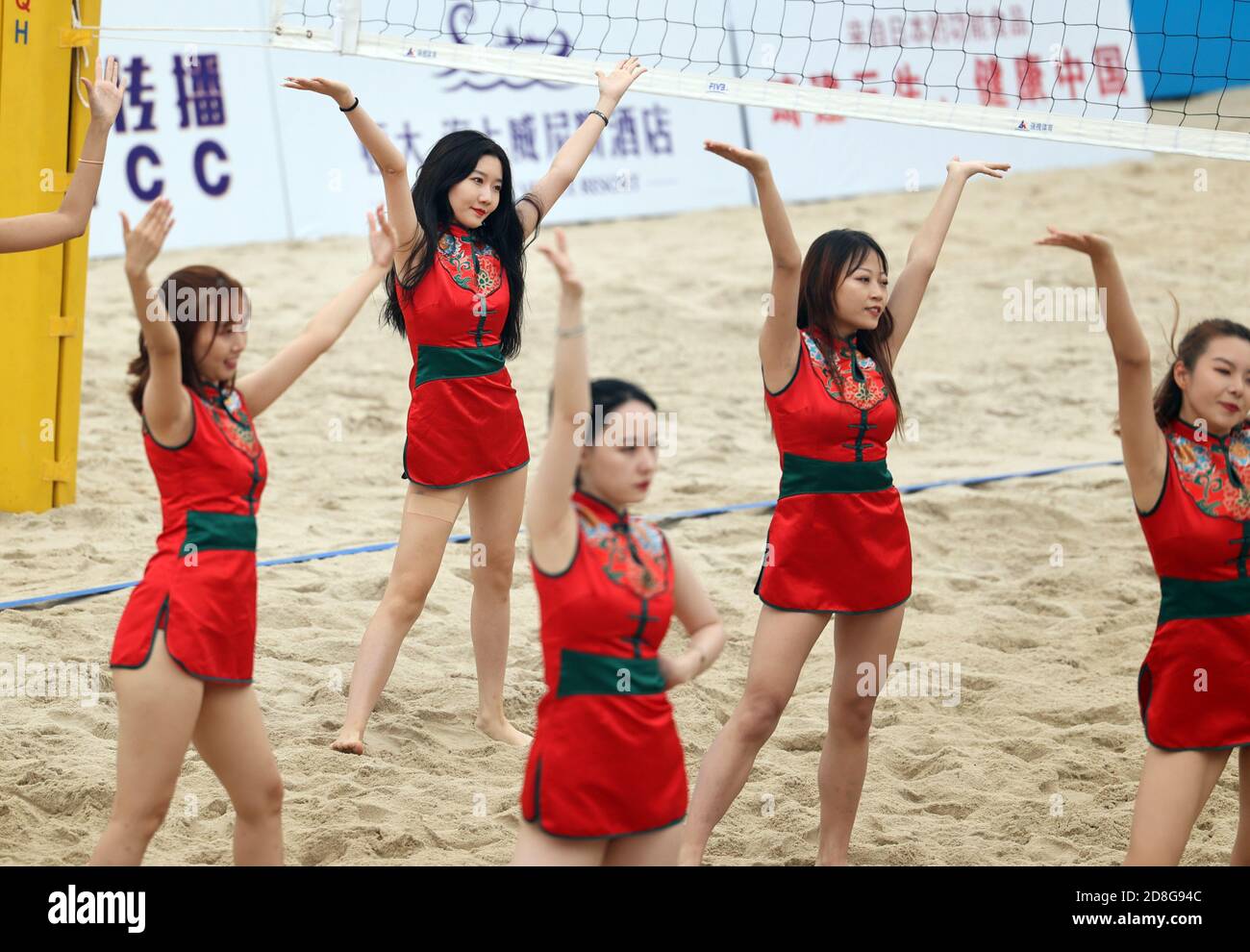 La squadra di Cheer si esibì in una competizione nazionale di Beach volley a Qidong, nella città di Nanjing, nella provincia di Jiangsu, nella Cina orientale, il 23 settembre 2020. Natio Foto Stock