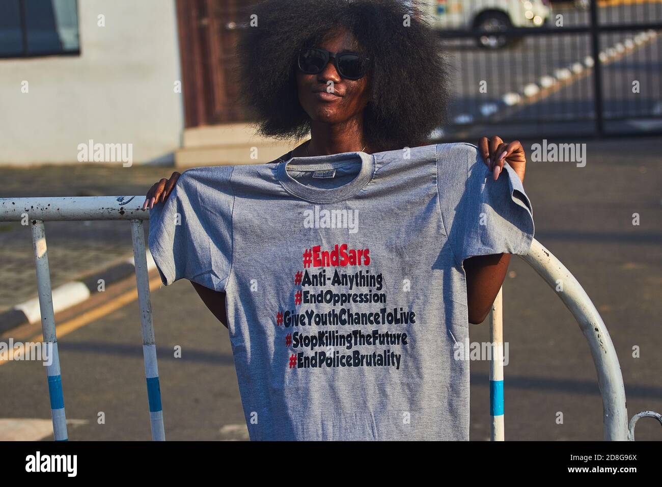 Un protetore tiene una t-shirt durante le proteste contro la brutalità della polizia ha etichettato EndSARS a Lagos Nigeria il 15 ottobre 2020. Foto Stock