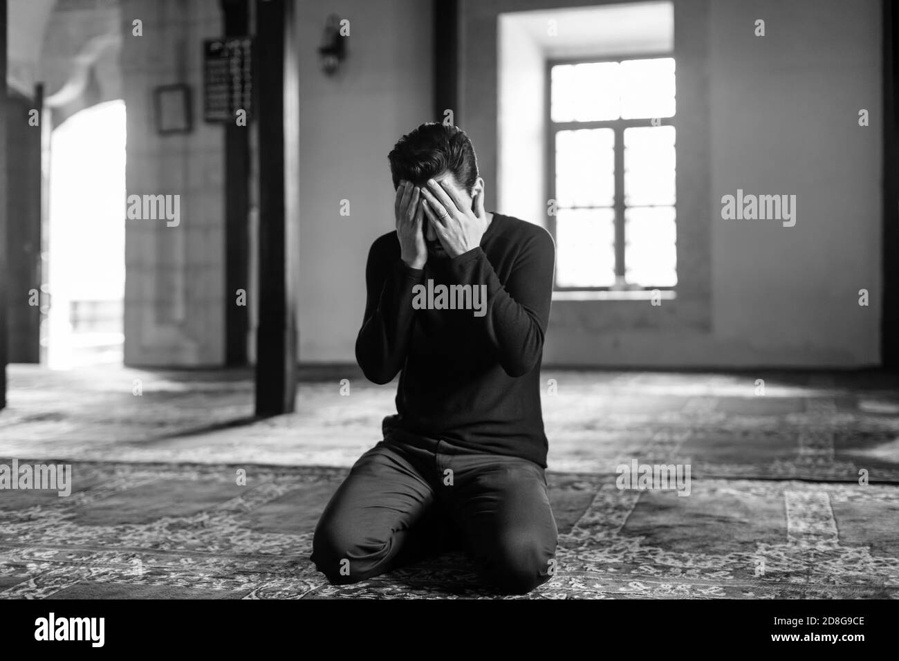 Giovane uomo mustached che prega in Moschea Foto Stock