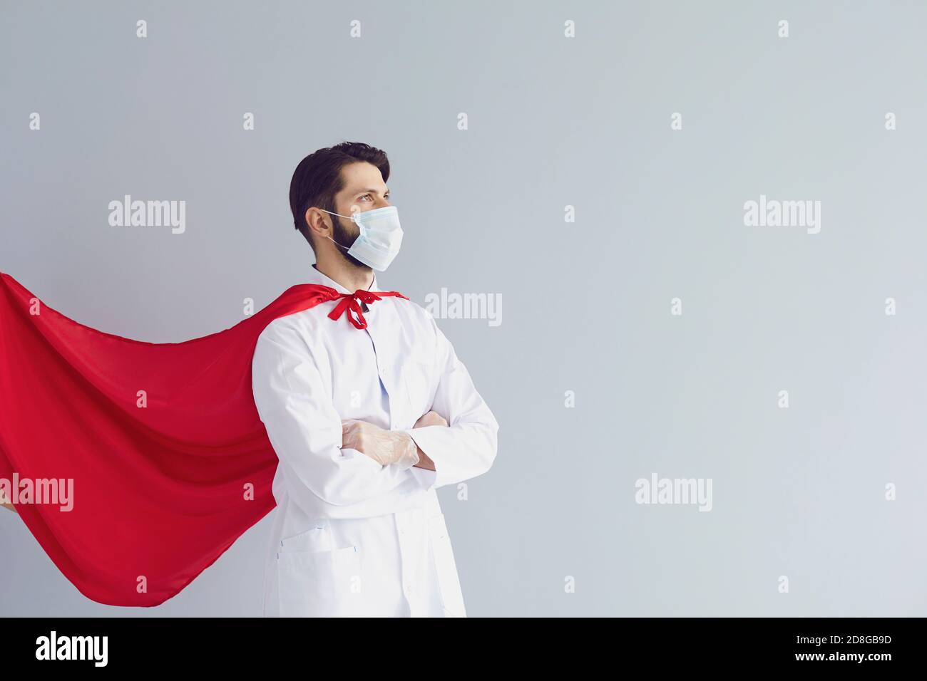 Medico fiducioso in maschera e capo supereroe Foto Stock