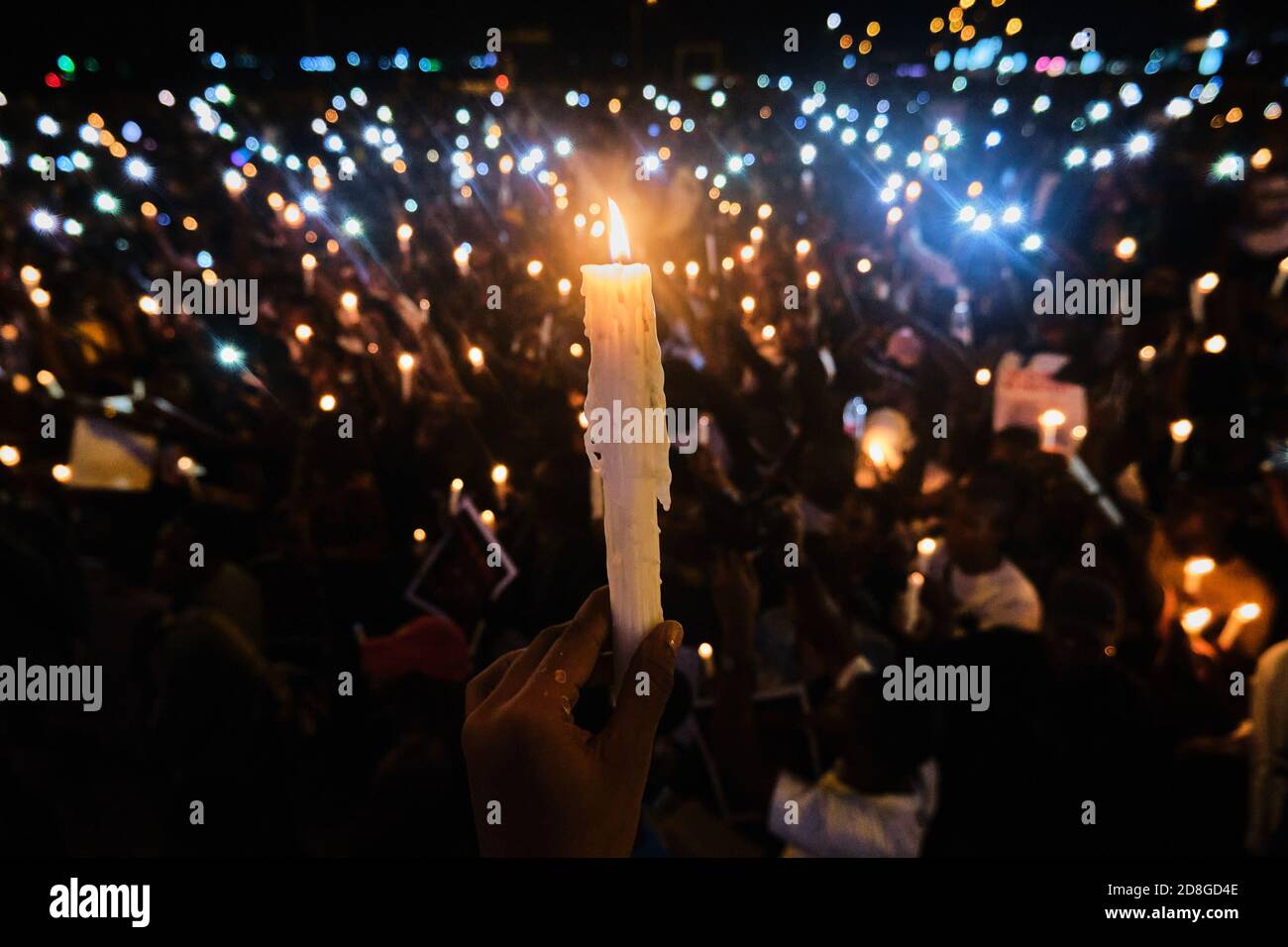 I manifestanti tengono il lume di candela per le vittime della brutalità della polizia durante le proteste contrassegnate come EndSARS al casello di Lekki a Lagos Nigeria il 16 ottobre 2020 Foto Stock