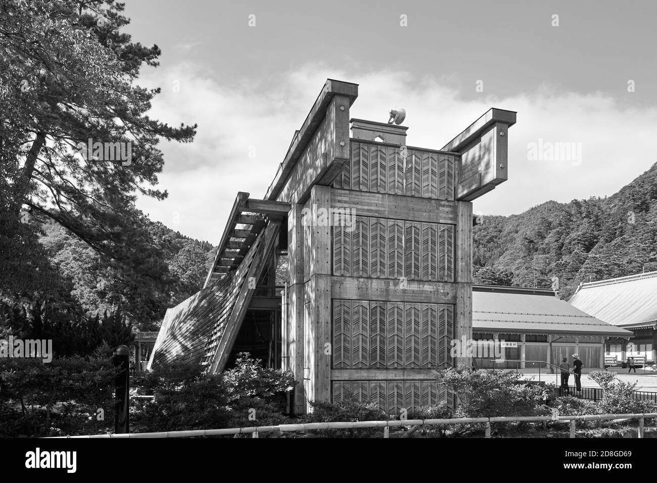Palazzo amministrativo del Grande Santuario di Izumo, progettato da Kikutake Kiyonori (1963), ora demolito; Izumo, Prefettura di Shimane, Giappone (B&W) Foto Stock
