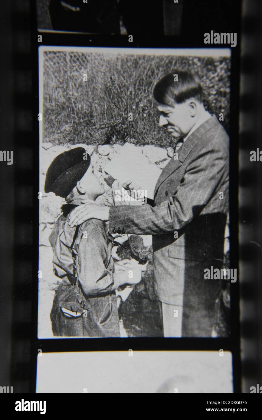 Fine 1970 vintage nero e bianco fotografia di Adolph Hitler che parla con le truppe tedesche durante la seconda guerra mondiale Foto Stock