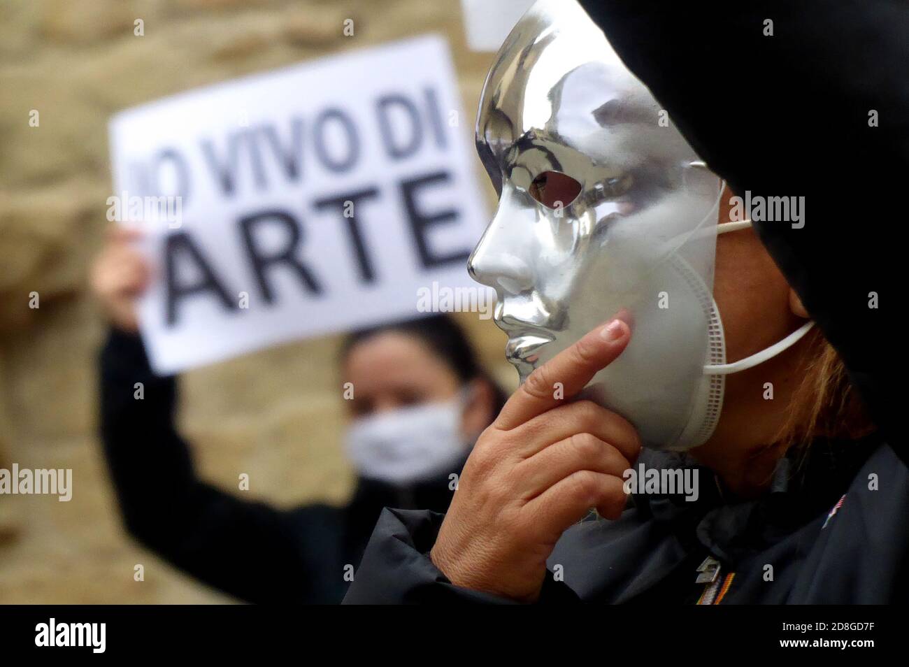 Italia, Arezzo, 29 ottobre 2020 : emergenza Covid-19. Protesta degli operatori culturali e delle palestre contro la chiusura di cinema, teatri, scuole di danza e palestre. Il Governo italiano ha deciso, con un nuovo decreto, altre restrizioni per contrastare la diffusione della Foto del Covid-19 © Daiano Cristini/Sintesi/Alamy Live News Foto Stock