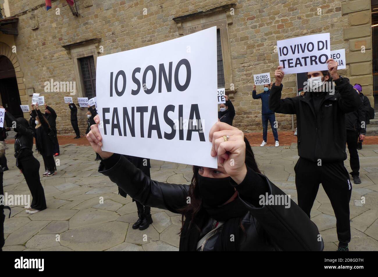 Italia, Arezzo, 29 ottobre 2020 : emergenza Covid-19. Protesta degli operatori culturali e delle palestre contro la chiusura di cinema, teatri, scuole di danza e palestre. Il Governo italiano ha deciso, con un nuovo decreto, altre restrizioni per contrastare la diffusione della Foto del Covid-19 © Daiano Cristini/Sintesi/Alamy Live News Foto Stock