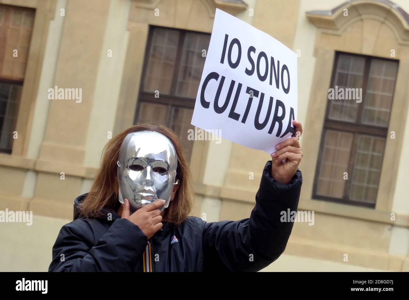 Italia, Arezzo, 29 ottobre 2020 : emergenza Covid-19. Protesta degli operatori culturali e delle palestre contro la chiusura di cinema, teatri, scuole di danza e palestre. Il Governo italiano ha deciso, con un nuovo decreto, altre restrizioni per contrastare la diffusione della Foto del Covid-19 © Daiano Cristini/Sintesi/Alamy Live News Foto Stock