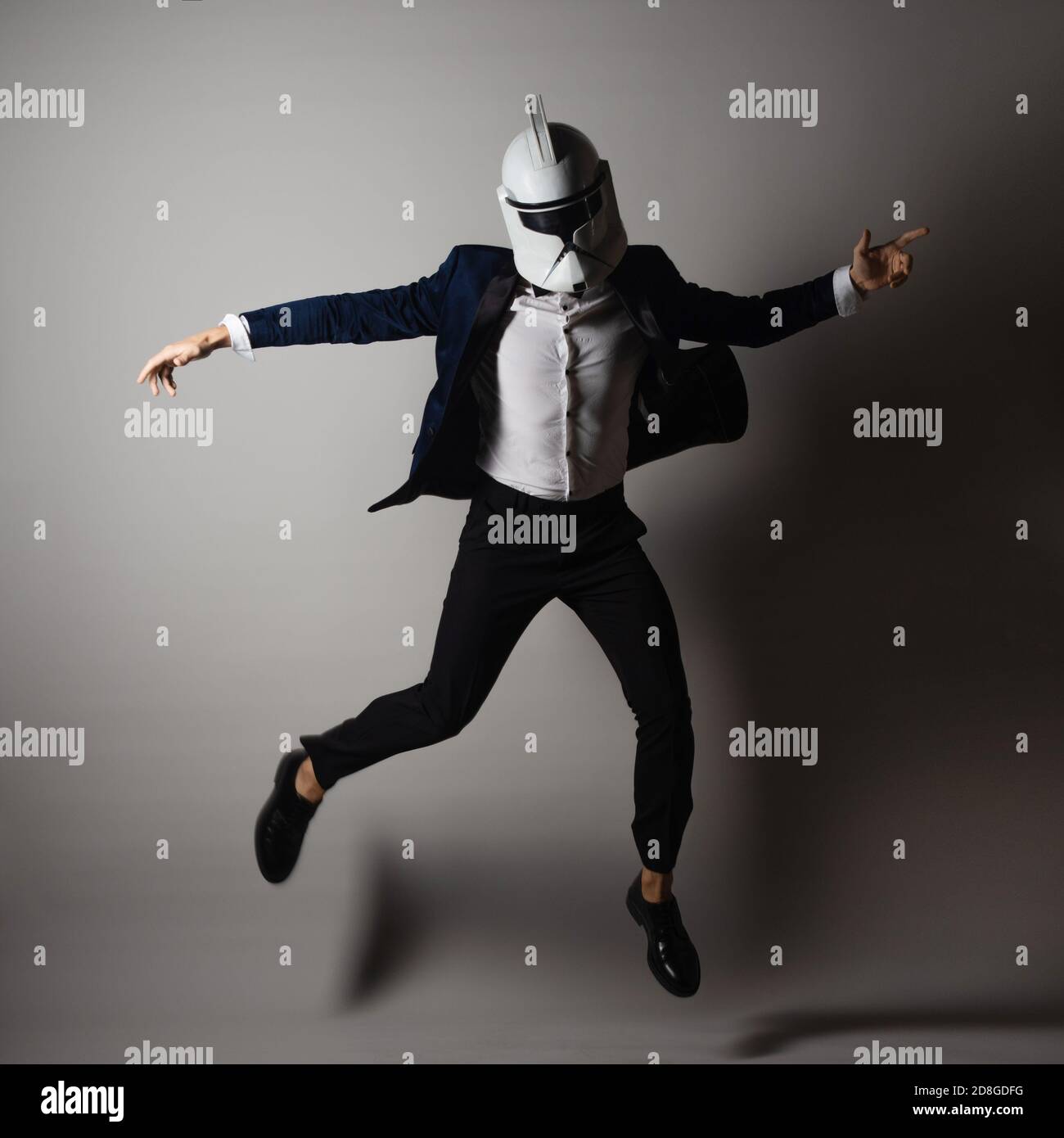 SAN PIETROBURGO, RUSSIA - 29 SETTEMBRE 2020: Uomo rispettabile in un tuxedo con una cravatta ad arco e un casco di una stella di combattimento stormtrooper, geek d'affari. Foto Stock