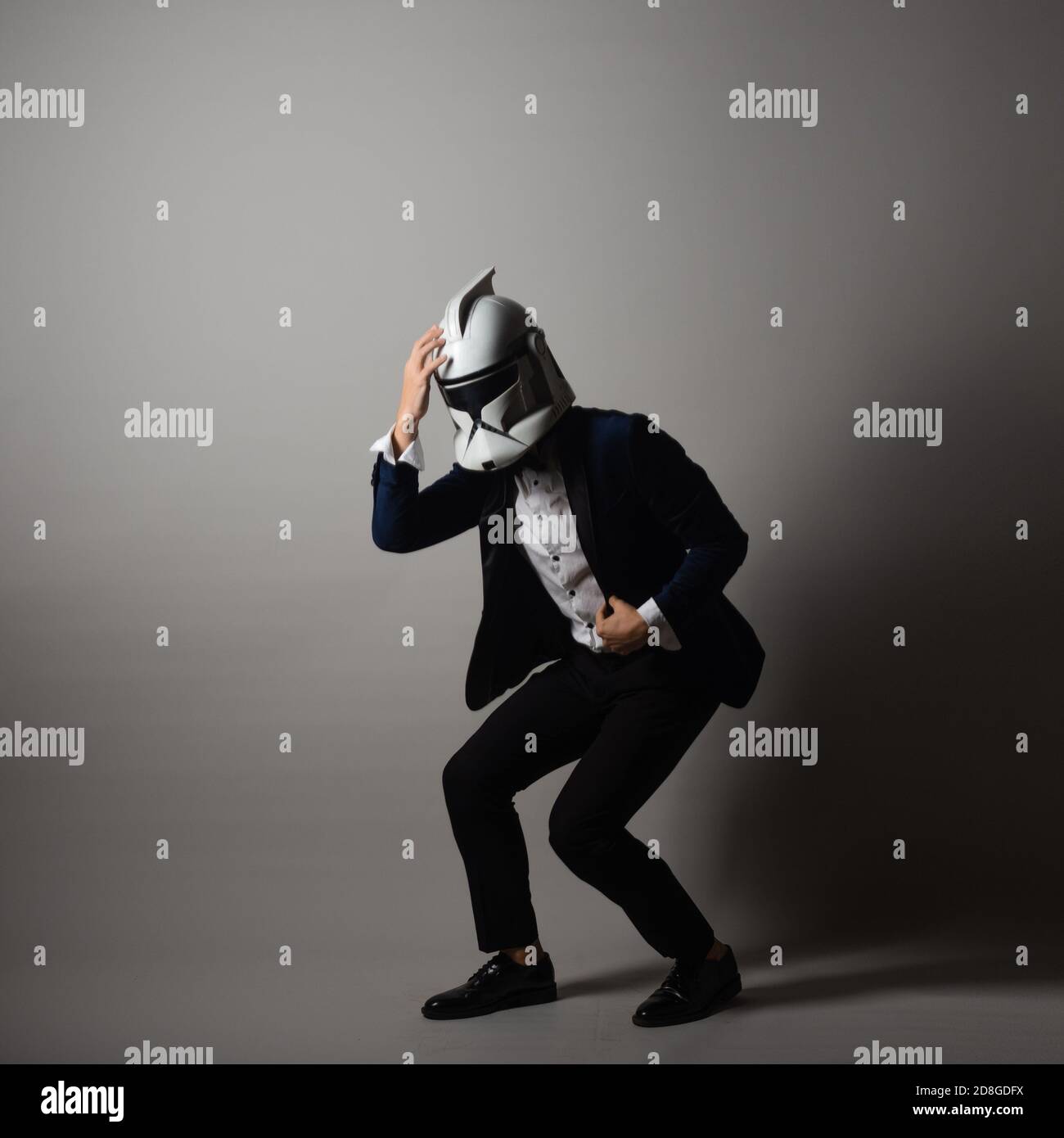SAN PIETROBURGO, RUSSIA - 29 SETTEMBRE 2020: Uomo rispettabile in un tuxedo con una cravatta ad arco e un casco di una stella di combattimento stormtrooper, geek d'affari. Foto Stock