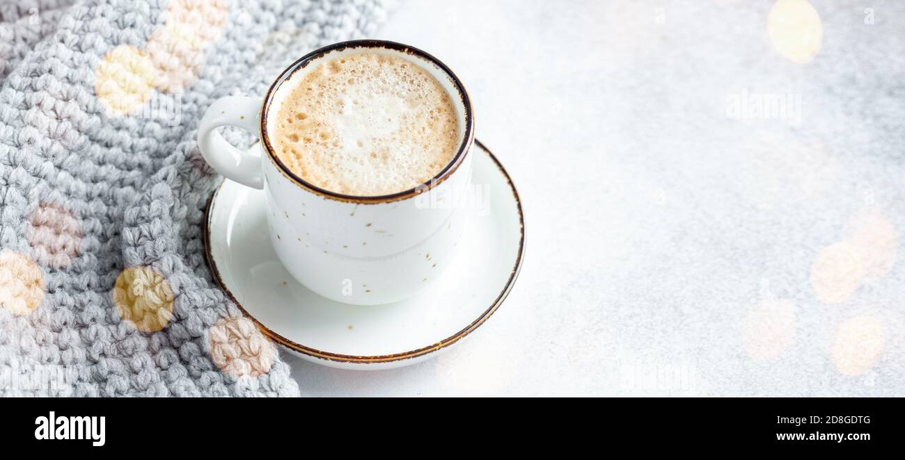 Tazza di caffè, sciarpa e garland. Accogliente composizione autunno o inverno. Stile scandinavo - immagine Foto Stock