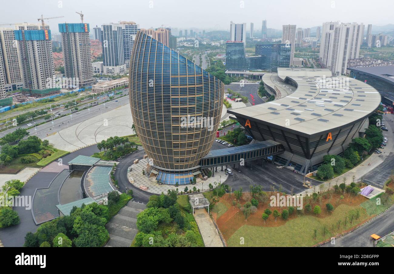 Vista aerea dello strano edificio a forma di uovo nella città di Liuzhou, provincia di Guangxi, nella Cina meridionale, 21 settembre 2020. Foto Stock