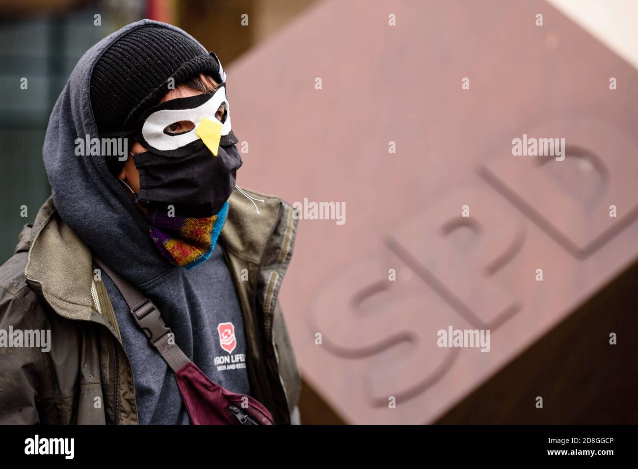 Berlino, Berlino, Germania. 30 Ott 2020. Un attivista ambientale può essere visto in una protesta di fronte a Willy-Brandt-Haus, sede del Partito socialdemocratico di Germania (SPD), contro l'apertura del nuovo aeroporto di Berlino BER un giorno prima dell'apertura. I manifestanti, organizzati dal gruppo berlinese di BUND jugend, chiedono che BER non si apra, ma sia ridivestato, investimenti in mobilità a prezzi accessibili e rispettosa del clima e una drastica riduzione del traffico aereo. Credit: Jan Scheunert/ZUMA Wire/Alamy Live News Foto Stock