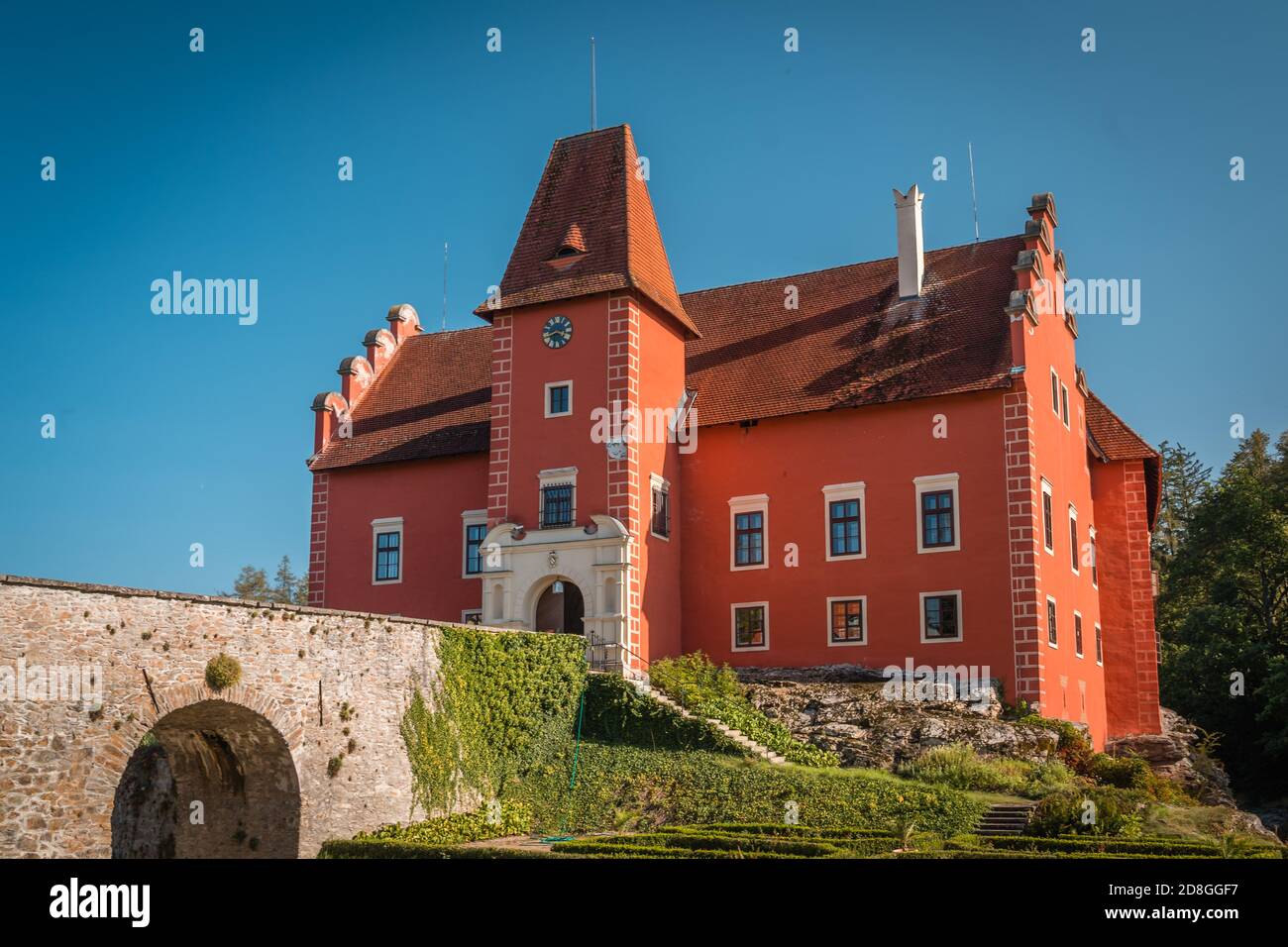 Chateau d'acqua rossa Cervena Lhota nella Boemia meridionale, Repubblica Ceca. Tempo estivo senza nuvole Foto Stock