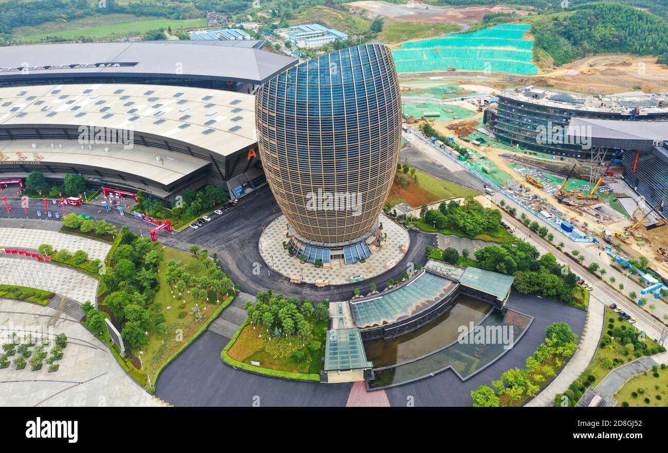 Vista aerea dello strano edificio a forma di uovo nella città di Liuzhou, provincia di Guangxi, nella Cina meridionale, 21 settembre 2020. Foto Stock
