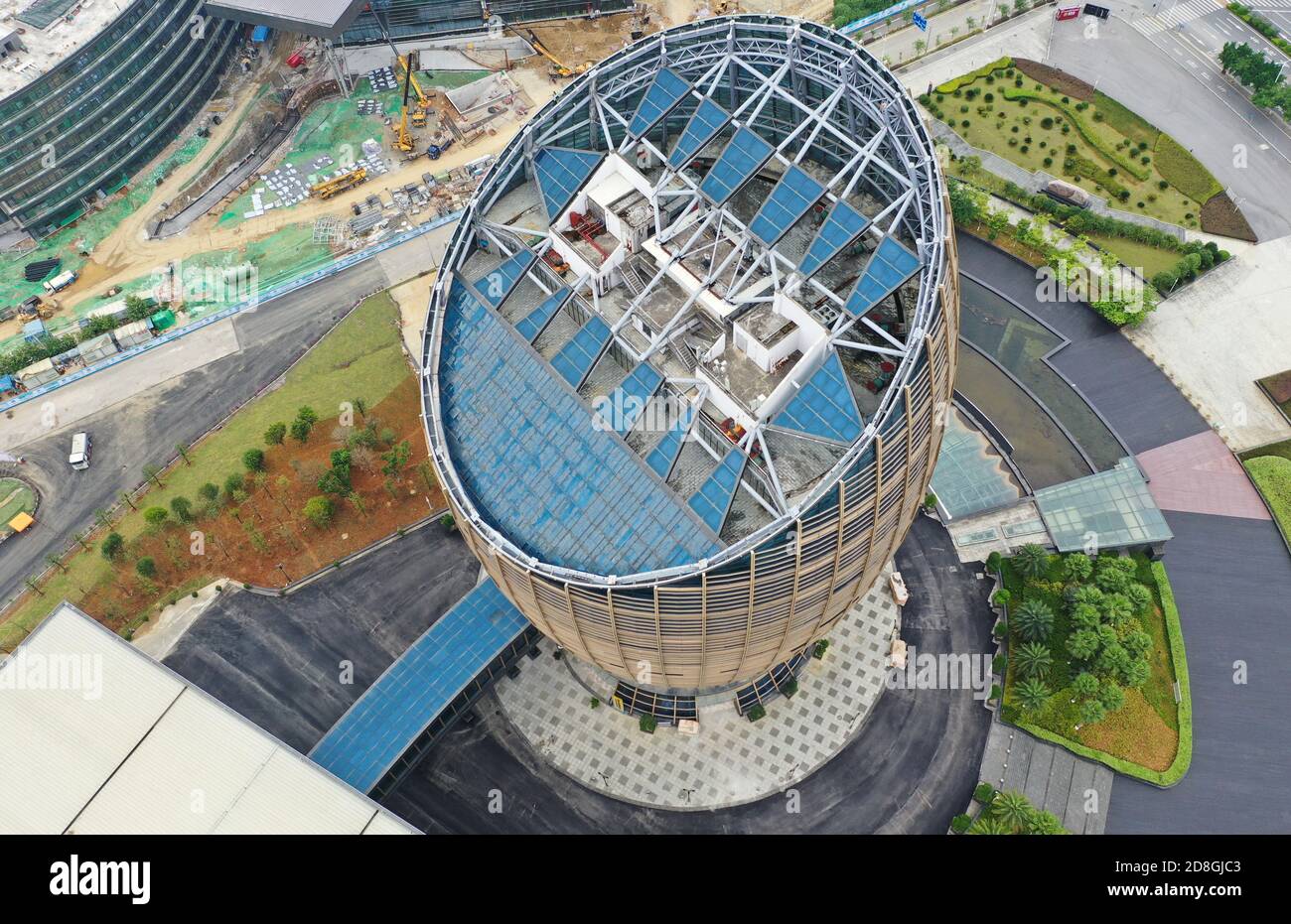 Vista aerea dello strano edificio a forma di uovo nella città di Liuzhou, provincia di Guangxi, nella Cina meridionale, 21 settembre 2020. Foto Stock