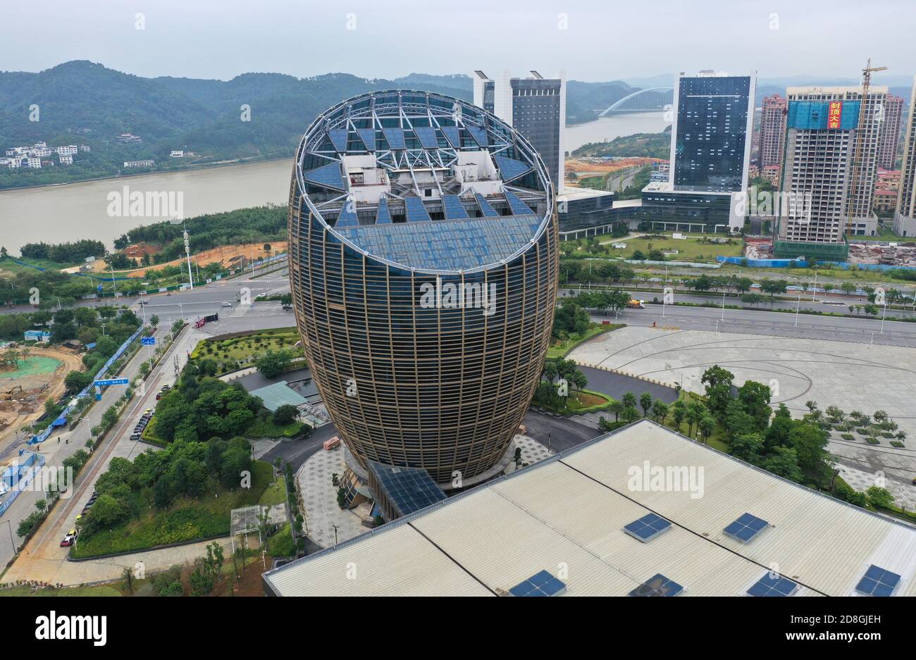 Vista aerea dello strano edificio a forma di uovo nella città di Liuzhou, provincia di Guangxi, nella Cina meridionale, 21 settembre 2020. Foto Stock