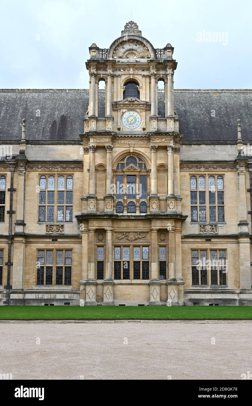 Vista dell'orologio che si trova nel quad delle scuole di esame, Oxford come visto da Merton Street, Oxford Foto Stock