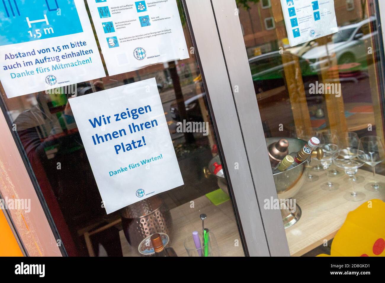 Monaco, Germania. 30 Ott 2020. Un cartello che dice "ti mostreremo il tuo posto!" Appeso alla finestra di un bar in centro. I governi federali e statali hanno concordato un blocco parziale a partire da lunedì. Credit: Peter Kneffel/dpa/Alamy Live News Foto Stock