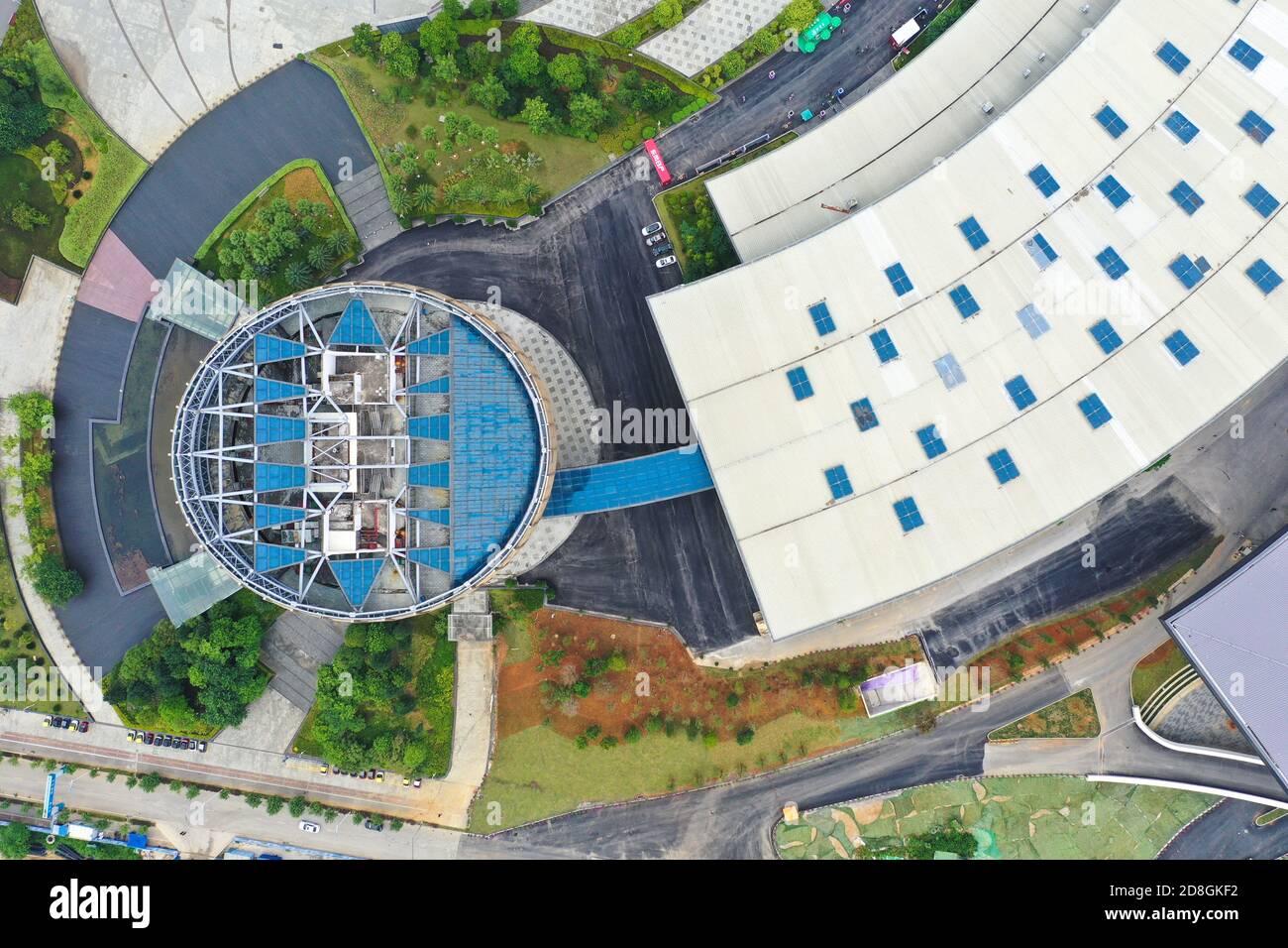 Vista aerea dello strano edificio a forma di uovo nella città di Liuzhou, provincia di Guangxi, nella Cina meridionale, 21 settembre 2020. Foto Stock