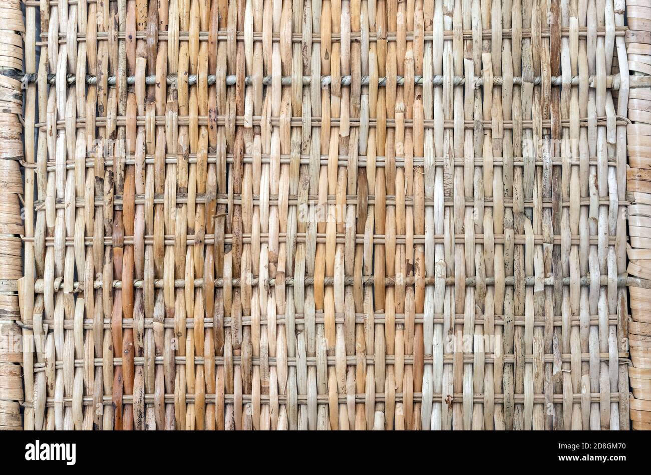 Tessuto vimini. Sfondo di tessitura di canna. Tessitura ruvida dalla paglia. Foto Stock