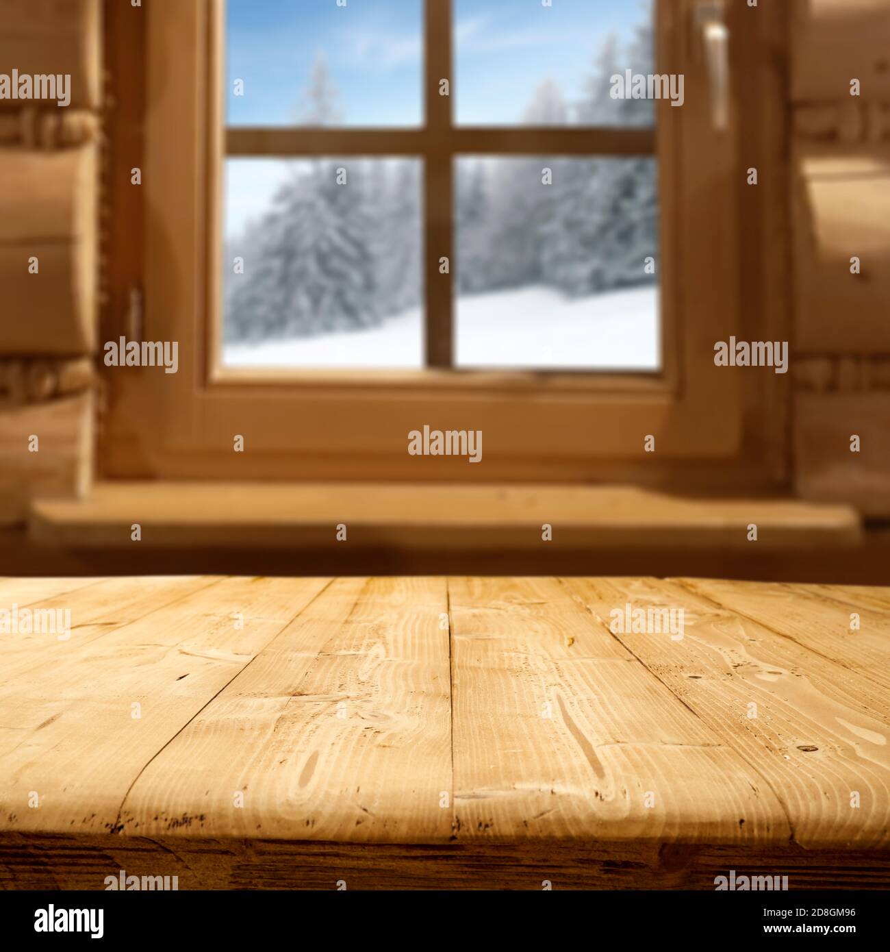 Piano tavolo in legno e sfondo finestra in legno con esterno invernale. Spazio di copia per la visualizzazione del montaggio di prodotti e oggetti. Foto Stock