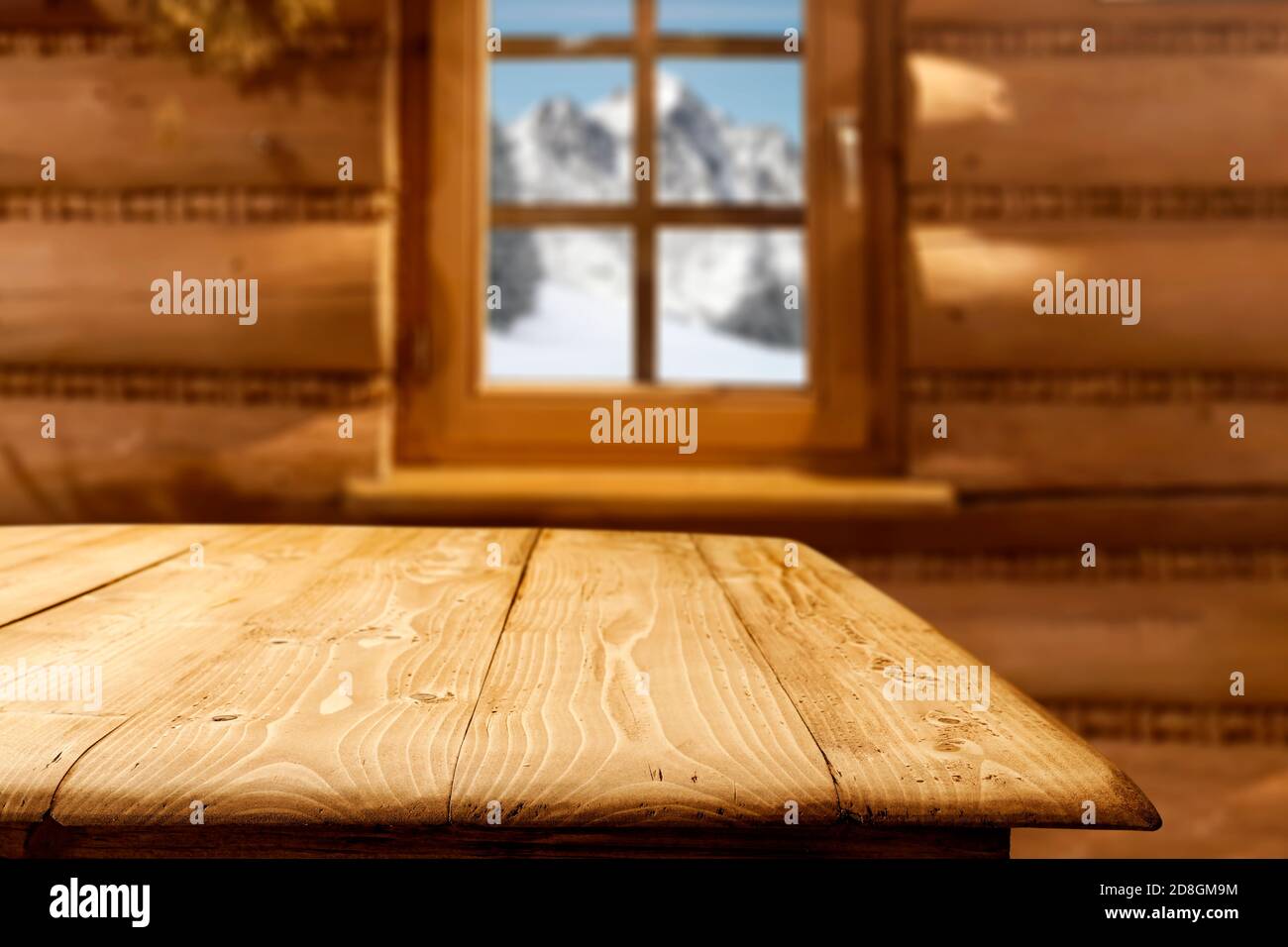 Piano tavolo in legno e sfondo finestra in legno con esterno invernale. Spazio di copia per la visualizzazione del montaggio di prodotti e oggetti. Foto Stock